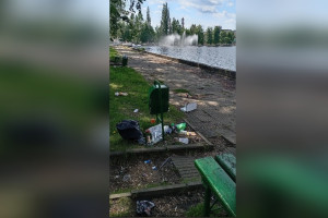 Жители Гусь-Хрустального пожаловались на заваленную мусором набережную