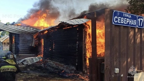 Во Владимирской области мощный пожар охватил частный жилой дом