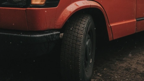 Во Владимирской области на трассе М-7 пассажирка вышла на ходу из фуры и сломала ноги