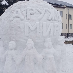 Мастер из Юрьев-Польского вылепил последнюю за зиму-2024 снежную фигуру