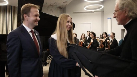 Владимирский депутат Госдумы подарил флейты и домры 8 юным музыкантам