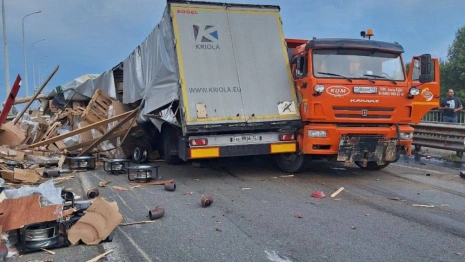 Во Владимирской области фура столкнулась с грузовиками дорожников