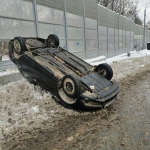 Во Владимире легковушка влетела в шумозащитный экран