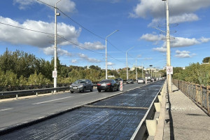 На мосту через Клязьму во Владимире заасфальтировали одну из полос