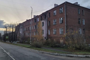 В Камешково через суд потребовали снести аварийный дом у железной дороги