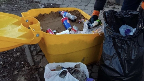 Во Владимире емкости с песко-соляной смесью забросали мусором