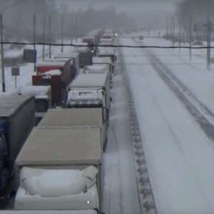 Очевидцы поделились кадрами многокилометровой пробки на трассе М-7 в Вязниках