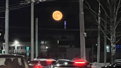 Над Владимиром в преддверии Нового года взошла огненная луна