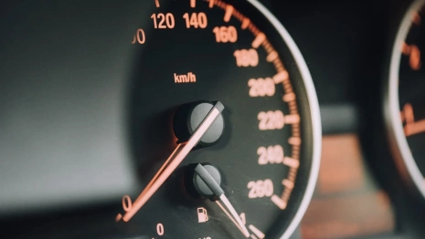 Пьяный мастер владимирского автосалона влетел в дерево на машине клиентки