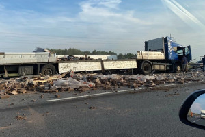 На М-7 Волга во Владимирской области из грузового прицепа выпали кирпичи