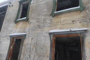 Чиновников из Гусь-Хрустального через суд обязали снести заброшенный дом