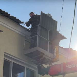 Коммунальщики починили обвалившуюся кровлю дома в центре Владимира 