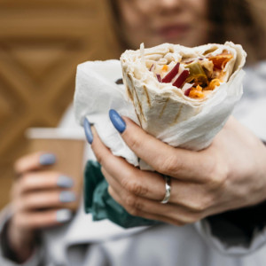 История об отравлении 33 человек шаурмой во Владимире дошла до Бастрыкина