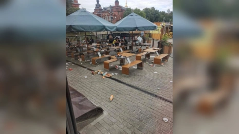 Во Владимире центральный ресторан «Вкусно – и точка» погряз в мусоре