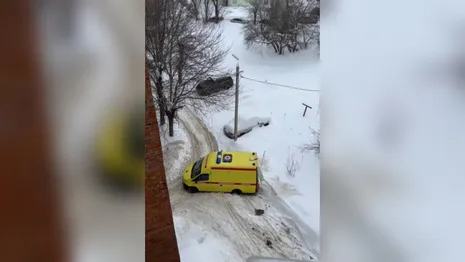 Во Владимире карета скорой помощи застряла в снегу у подъезда многоэтажки