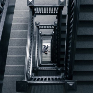 Во Владимире в подъезде обнаружили труп мужчины со следами от уколов