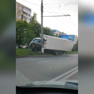 На Верхней Дуброве во Владимире фура влетела в столб