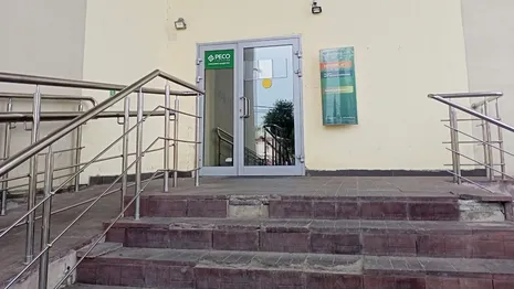 В Юрьев-Польском забыли отремонтировать крыльцо здания с гостиницей для беженцев
