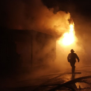 Во Владимирской области спустя 3,5 часа потушили огонь на мебельном производстве