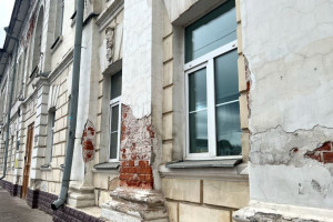 Мэрию заставят отремонтировать разрушающуюся школу в центре Владимира
