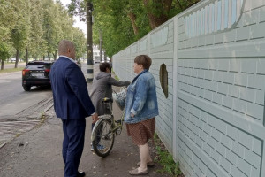 В Коврове вандалы в очередной раз поиздевались над забором на Октябрьской