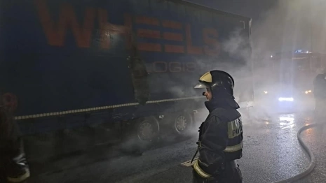 На трассе М-7 во Владимирской области загорелась фура с товарами