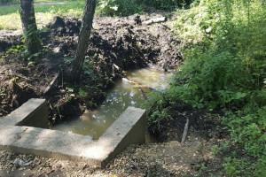В Меленках при благоустройстве парка забыли закрепить скамейки и озеленить газоны