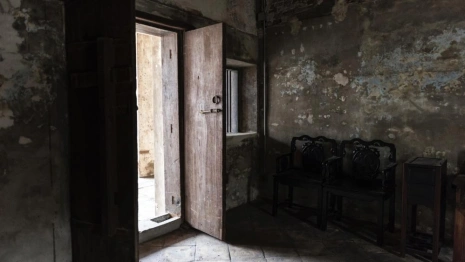 В Коврове двум сестрам-сиротам и их брату выдали ужасную квартиру с долгами на 200 тысяч