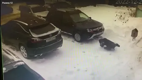 Во Владимире на прохожего упала глыба снега с крыши 
