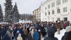 Более 700 человек вышли на акцию по сохранению роддома в Кольчугино