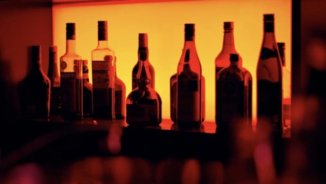 Во владимирском баре мужчина угрожал ножом 21-летней девушке