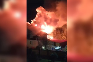 Мощный пожар охватил частный дом во Владимире