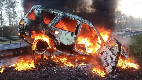 Во Владимирской области машина влетела в ограждение и загорелась