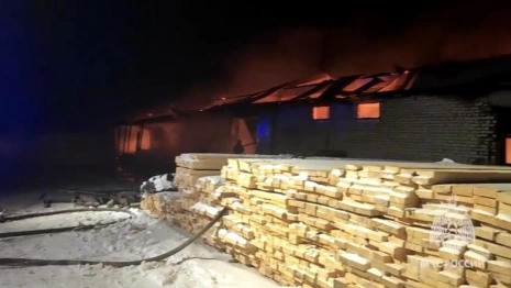 В Гусь-Хрустальном мощный пожар охватил пилораму