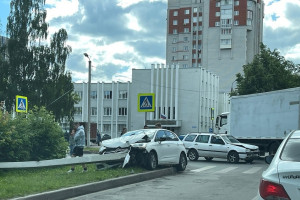 Во Владимире у Дворца культуры легковушка влетела в отбойник