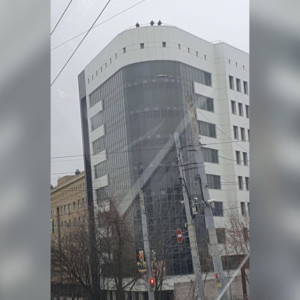 Во Владимире трое подростков забрались на крышу дома-«утюга»