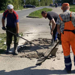Во Владимире у дома участника СВО занизили бордюр