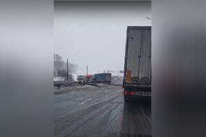 Во Владимирской области на трассе М-7 фура снесла отбойник 