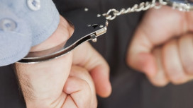 В Коврове задержанный полицией мужчина застрял в наручниках