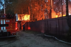 В деревне под Киржачом мощный пожар охватил частный дом