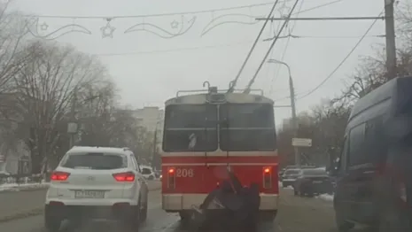 Во Владимире заметили зацепера на троллейбусе