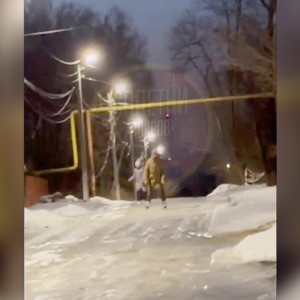 В Покрове люди начали кататься на коньках по обледеневшим улицам