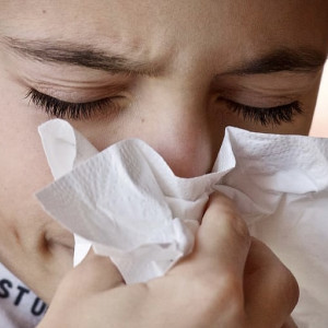 Врач рассказал об опасности лечения ОРВИ с помощью горчичников и горячих ванн