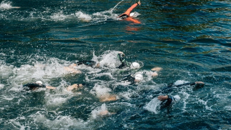 Муромская спортсменка взяла золото в соревнованиях по плаванию на озере Селигер