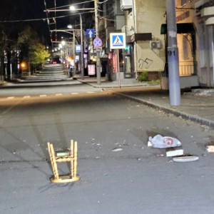 Во Владимире на улицу из окон выбросили мебель