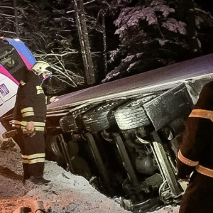 В Камешковском районе водителя зажало в завалившейся на бок фуре