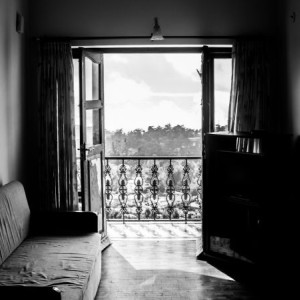 Стала известна личность выпавшей с балкона во Владимире девушки