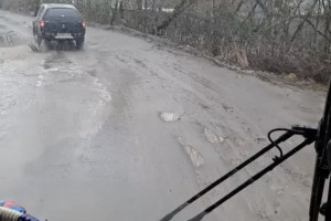 Жители поселка Сновицы под Владимиром взвыли от разбитых дорог без фонарей