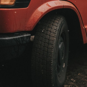 Во Владимирской области на трассе М-7 пассажирка вышла на ходу из фуры и сломала ноги