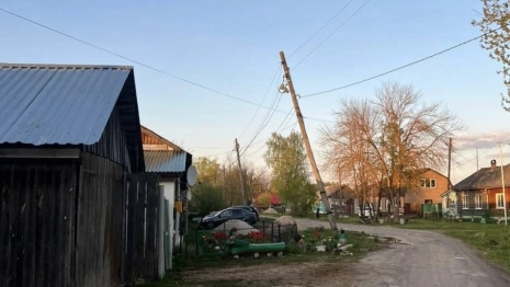 В селе под Судогдой фонарный столб едва не рухнул на жилой дом